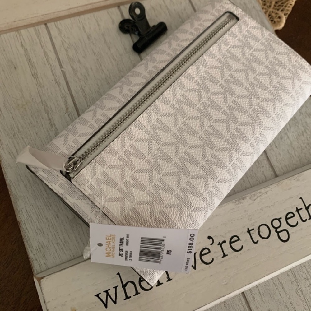 New Mk trifold wallet 🦋 - Picture 3 of 4